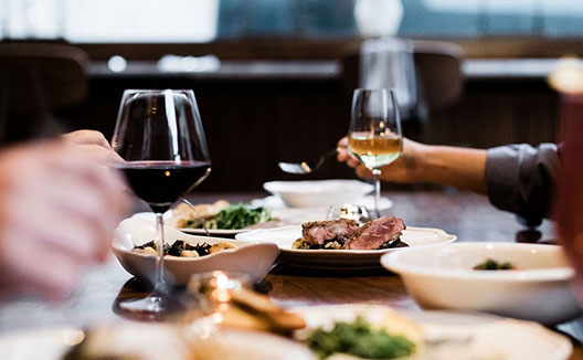 table with two wine glasses